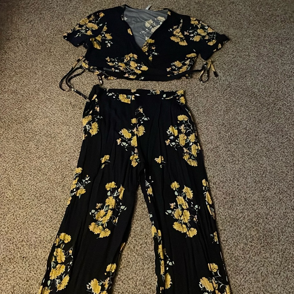 Black 2piece set flower print (never worn)